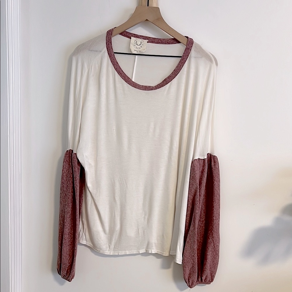 Fantastic Fawn Oversized White and Burgandy Long Billow Sleeve Top M